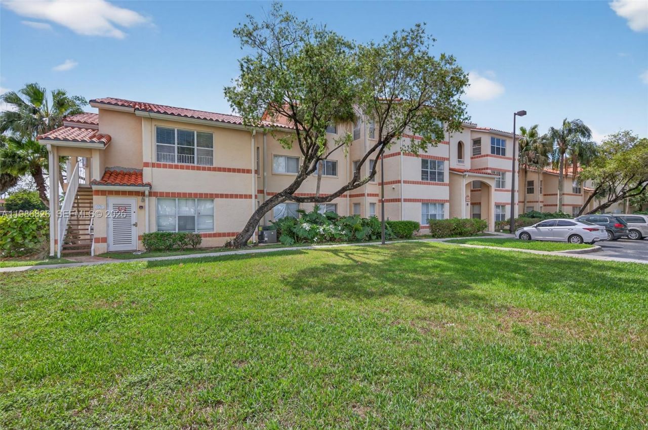 3400 N Pinewalk Dr N, Unit 923, Margate, FL 33063 Photo