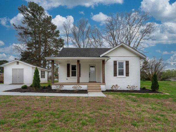402 W Commerce St , Loretto, TN 38469