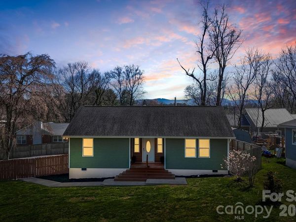 1844 Willow Road , Hendersonville, NC 28739