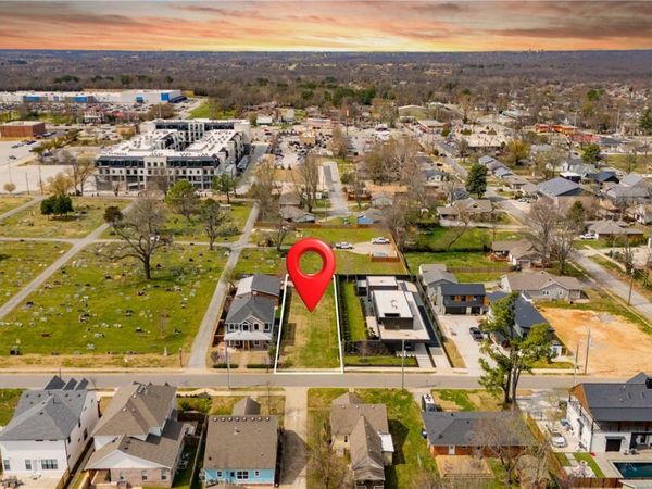 228 SW F Street , Bentonville, AR 72712