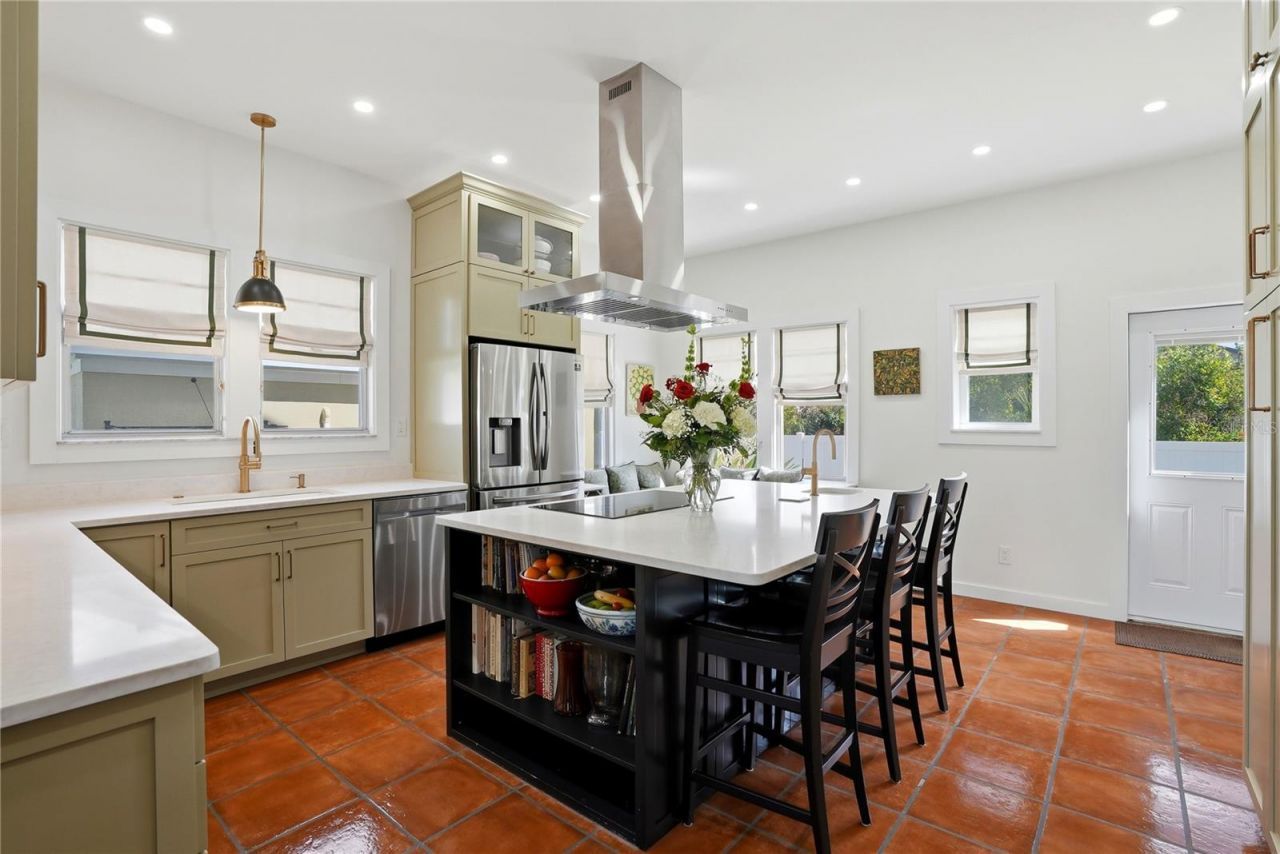 241 72nd Street N, Saint Petersburg, FL 33710 Photo