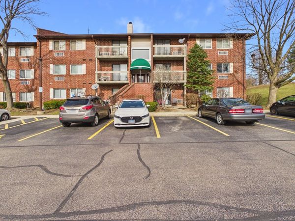 820 N Lakeside Drive , Unit 2C, Vernon Hills, IL 60061