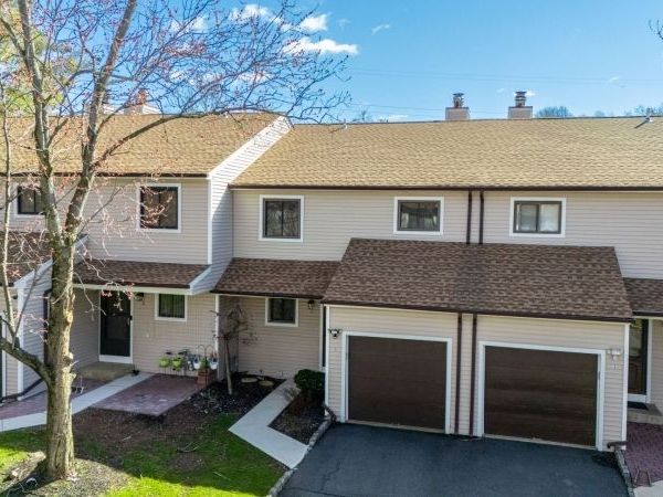 5 Lily Ct, Edison, NJ 08820