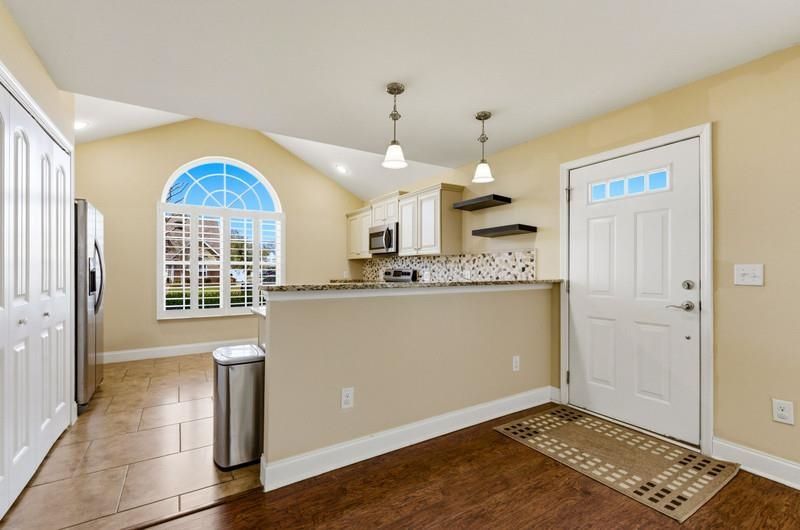 401 Rustic Ct. Photo 15