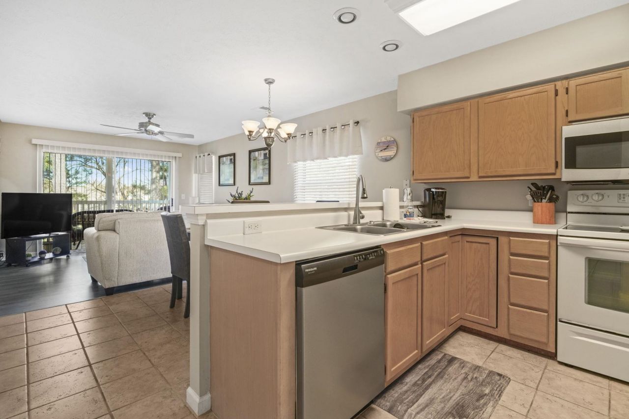 685 Tupelo Ln. Photo 8