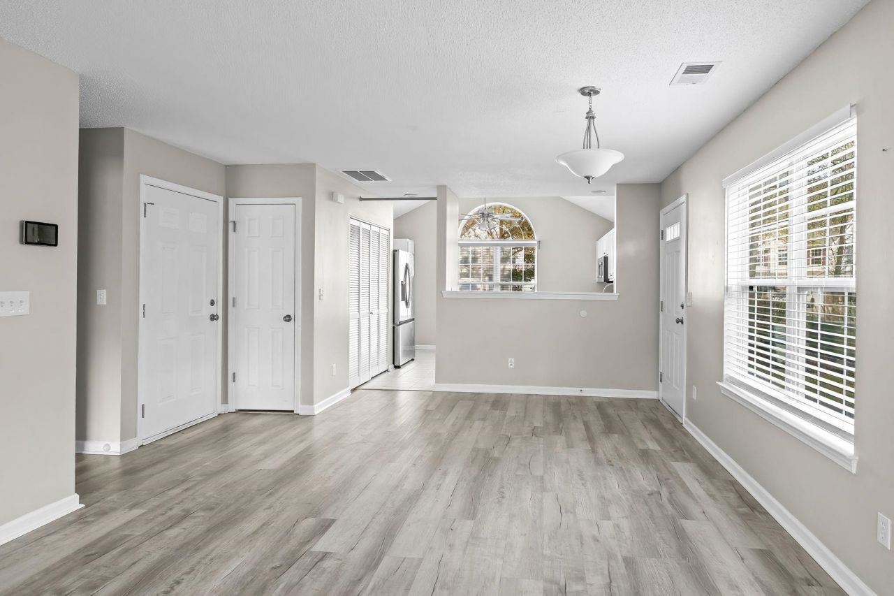 63 Pembroke Ln. Photo 10