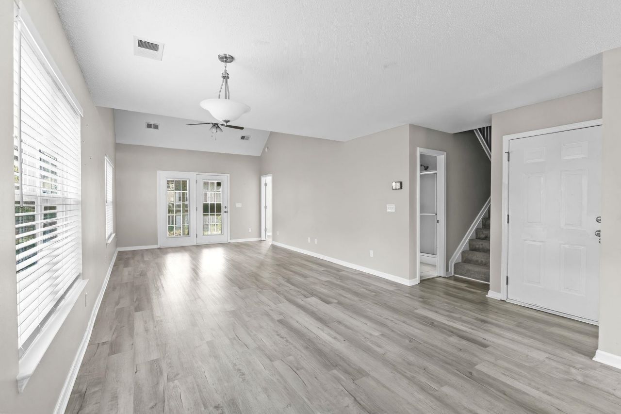 63 Pembroke Ln. Photo 11