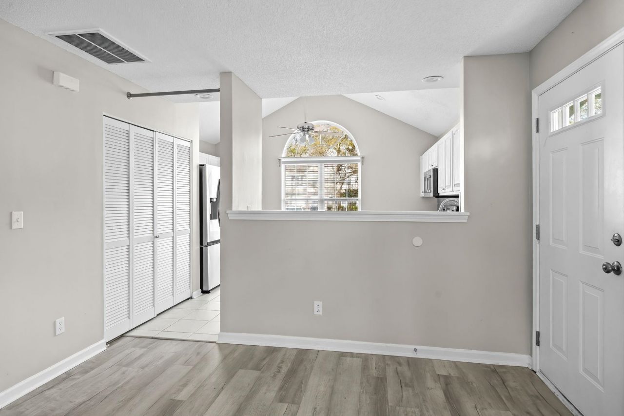 63 Pembroke Ln. Photo 12