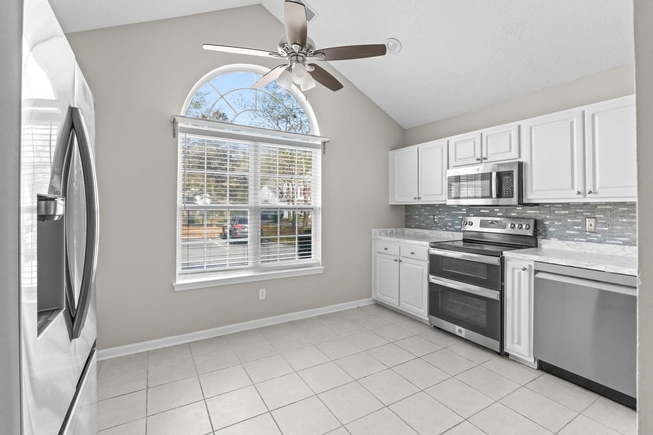 63 Pembroke Ln. Photo 13