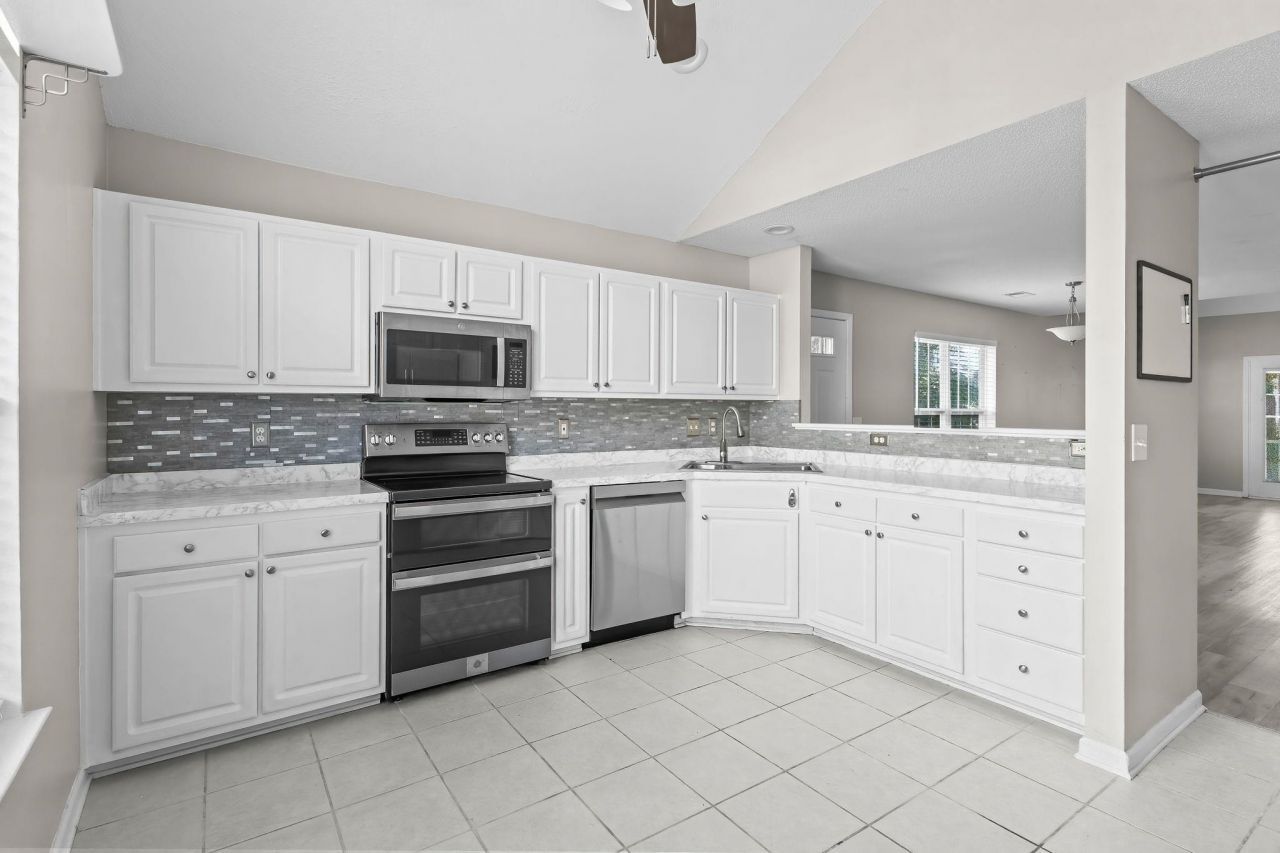 63 Pembroke Ln. Photo 14