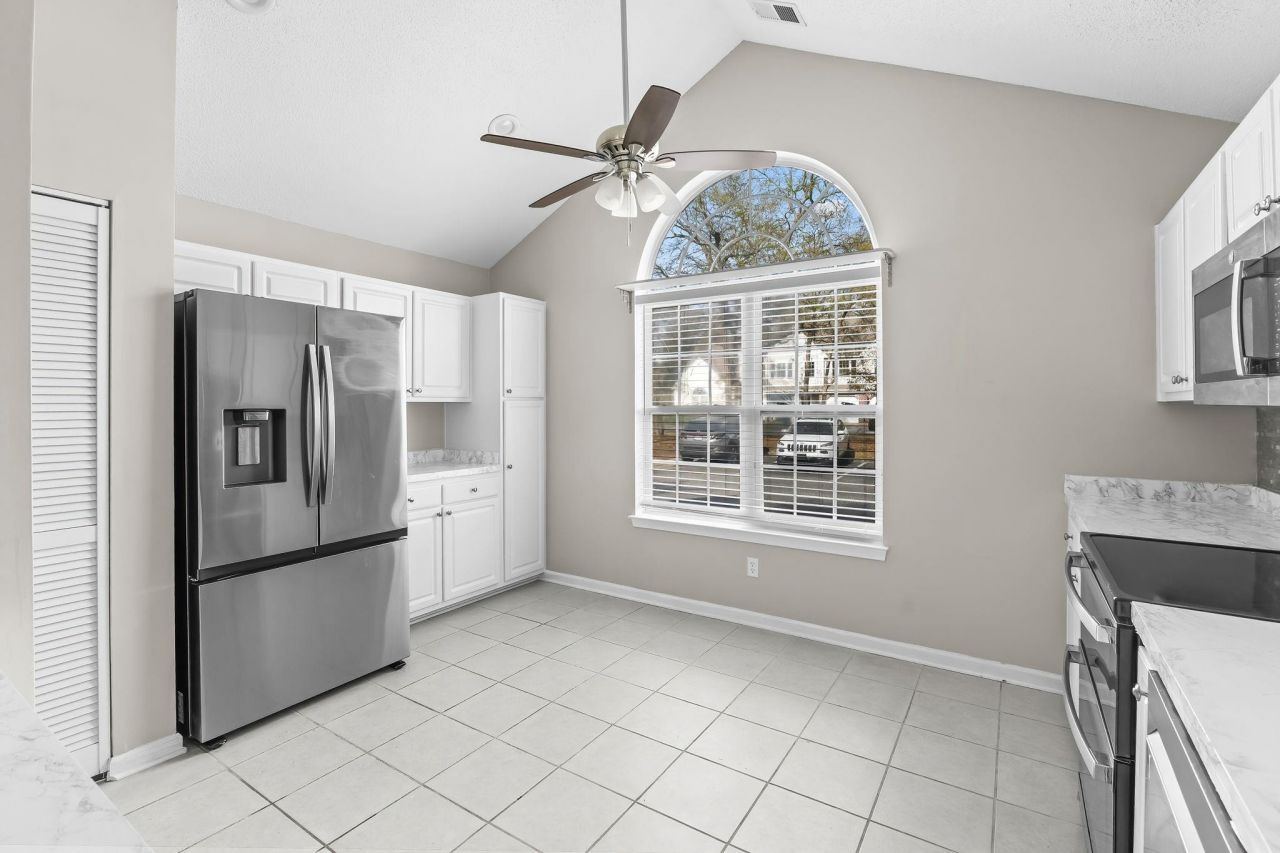 63 Pembroke Ln. Photo 15