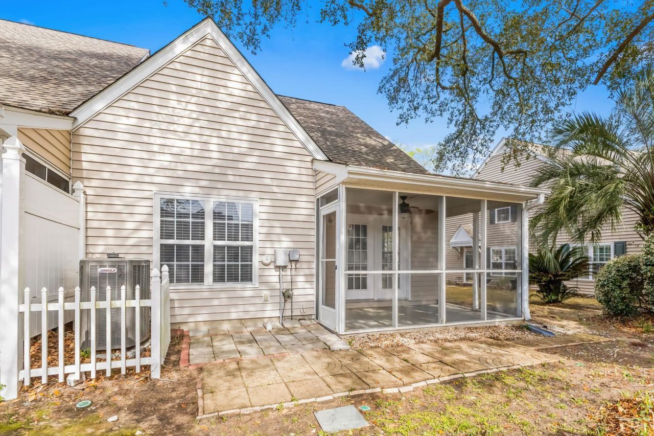 63 Pembroke Ln. Photo 22