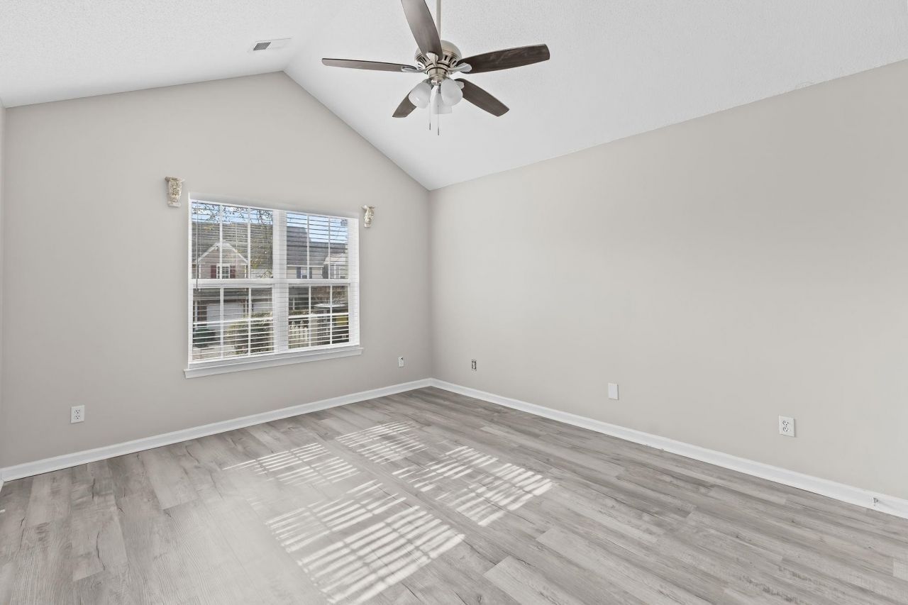 63 Pembroke Ln. Photo 23