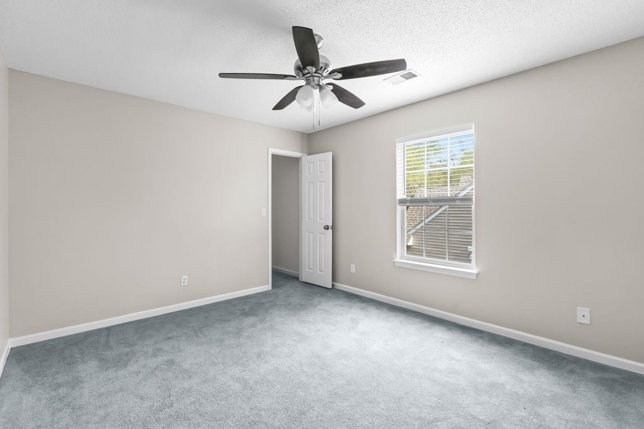 63 Pembroke Ln. Photo 33