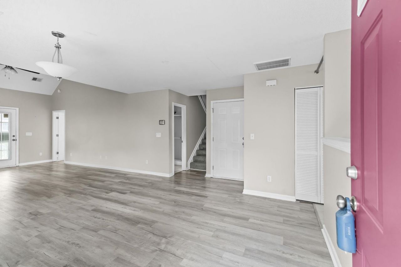 63 Pembroke Ln. Photo 4