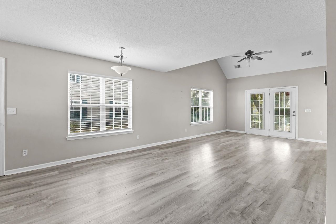 63 Pembroke Ln. Photo 5