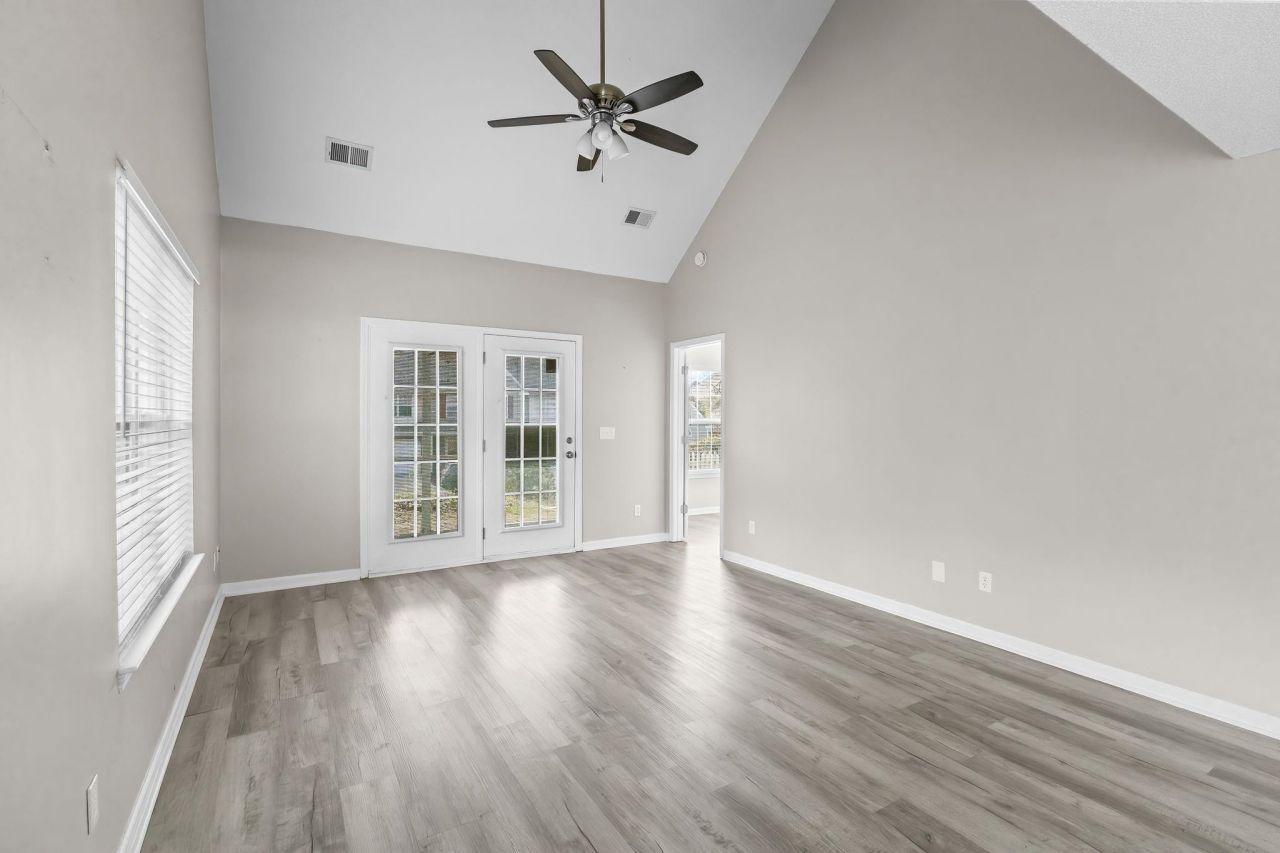 63 Pembroke Ln. Photo 6