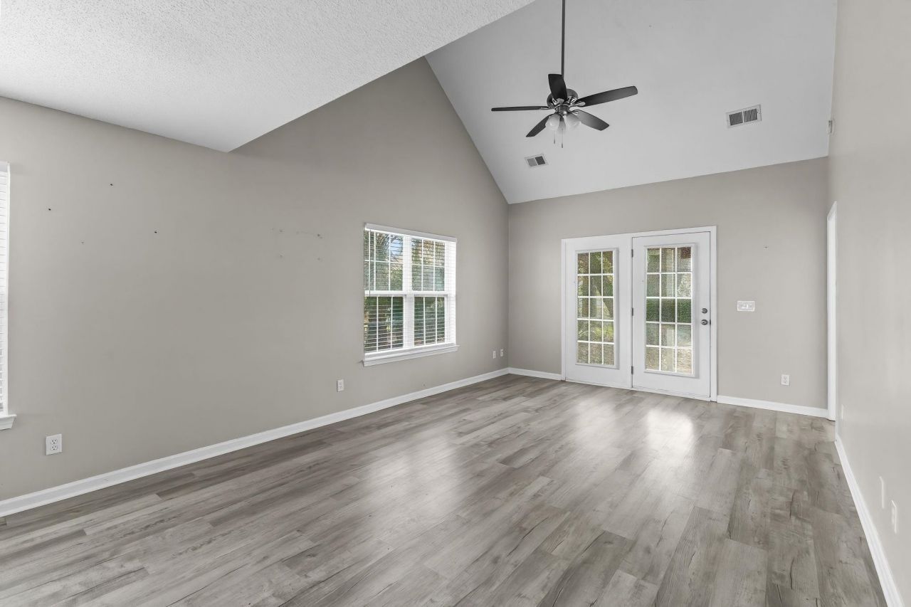 63 Pembroke Ln. Photo 7