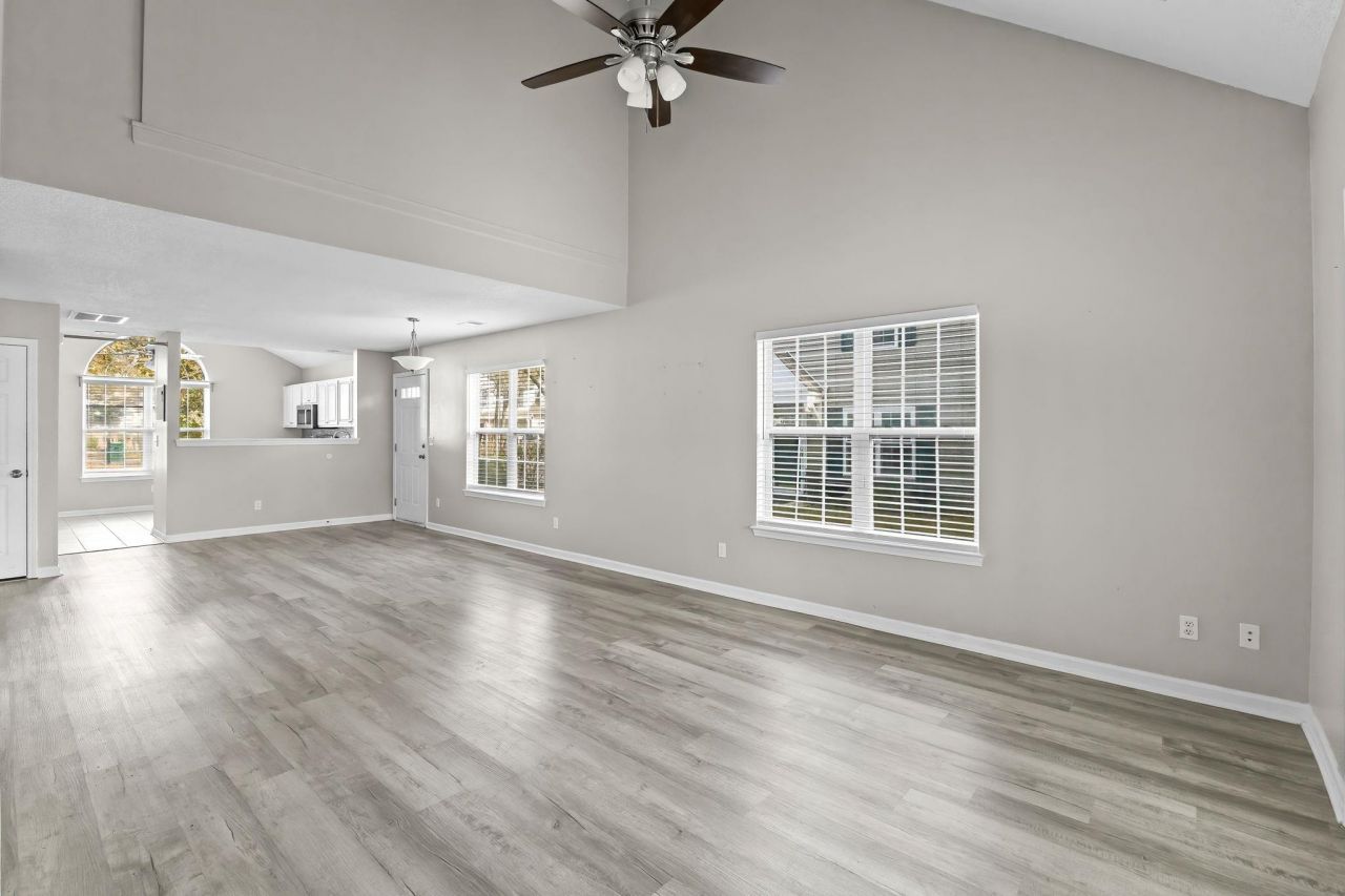 63 Pembroke Ln. Photo 8