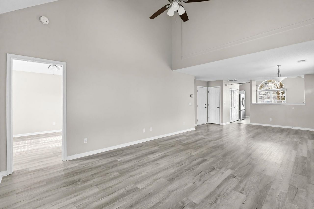 63 Pembroke Ln. Photo 9