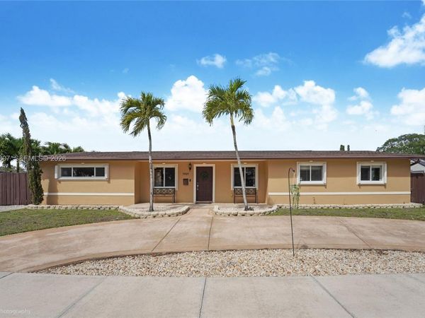 7921 NW 178th St , Hialeah, FL 33015