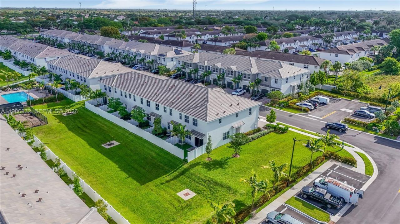 230 SW 170th Ave, Pembroke Pines, FL 33027 Photo