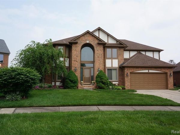 49954 Willowood Drive, Macomb Twp, MI 48044