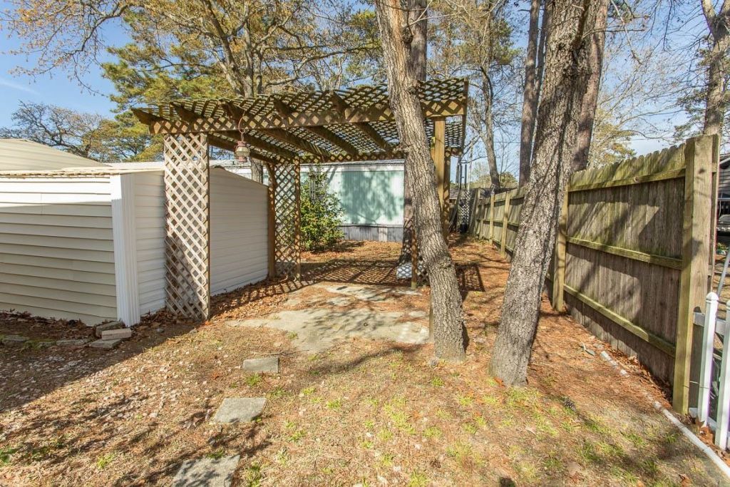 1577 Crystal Lake Dr. Photo 28