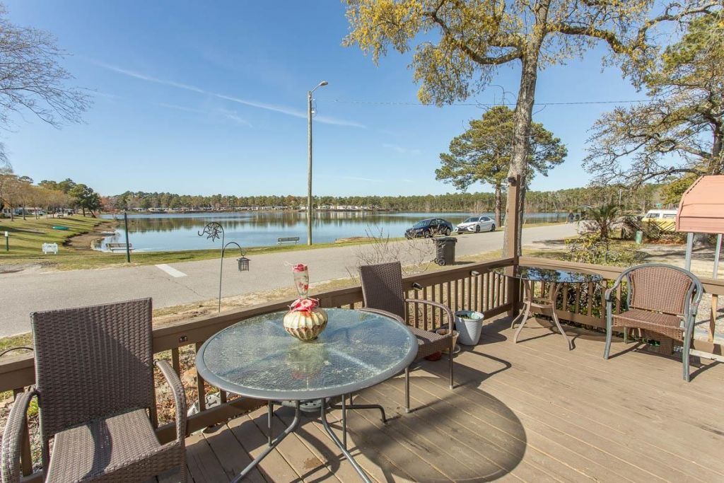 1577 Crystal Lake Dr. Photo 4