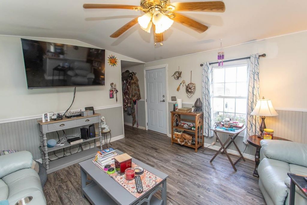 1577 Crystal Lake Dr. Photo 9