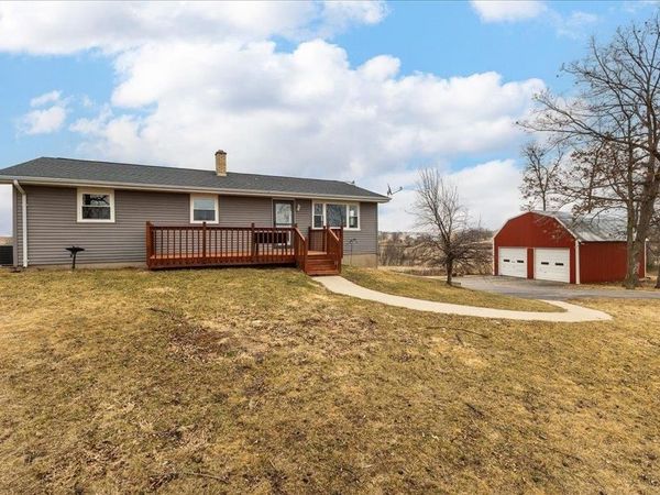 2892 Bennettville Road, Zwingle, IA 52079
