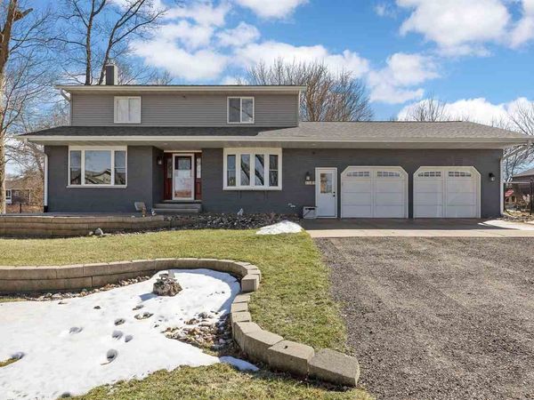 1105 Maple St, Robins, IA 52328