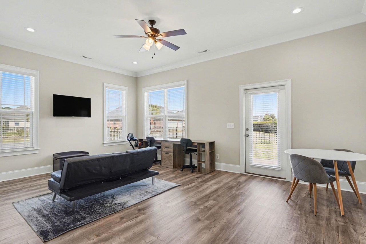 979 Henry James Dr. Photo 9