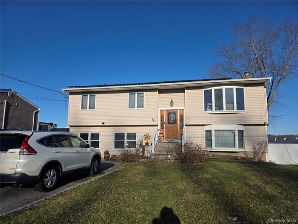 98 Andrew Avenue , Islip Terrace, NY 11752