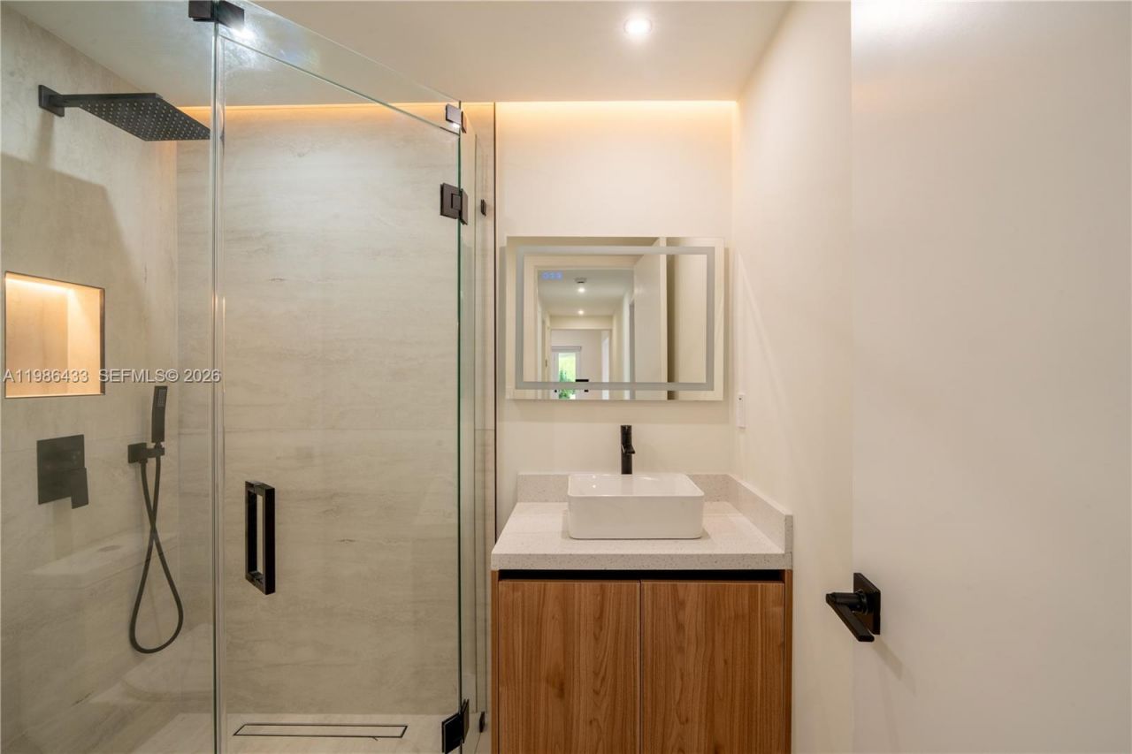 323 NW 104th Ter , Miami, FL 33150 Photo