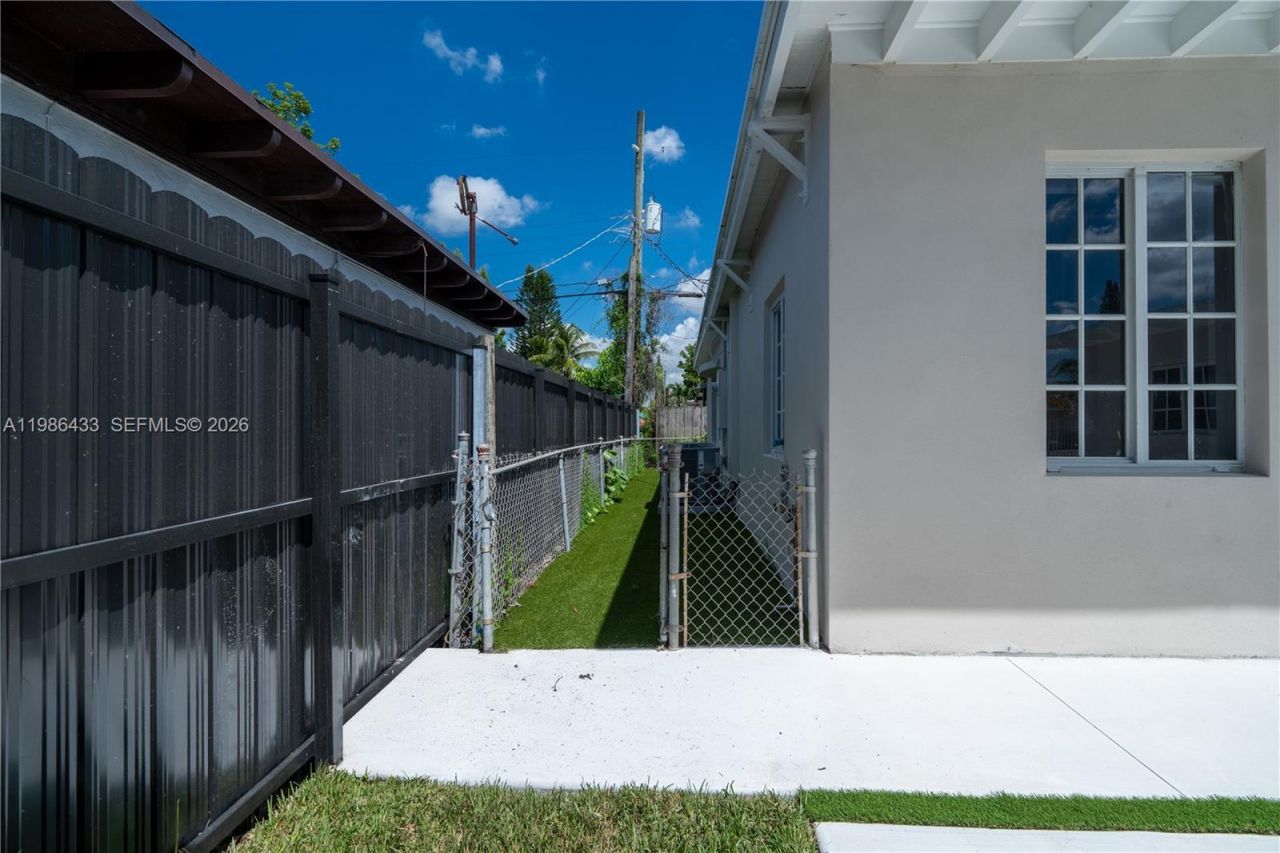 323 NW 104th Ter, Miami, FL 33150 Photo