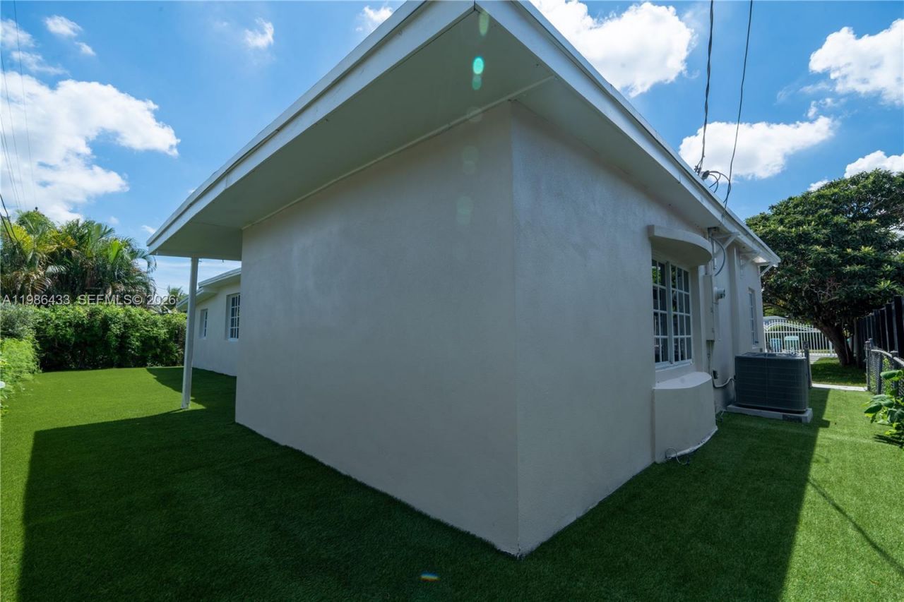 323 NW 104th Ter, Miami, FL 33150 Photo