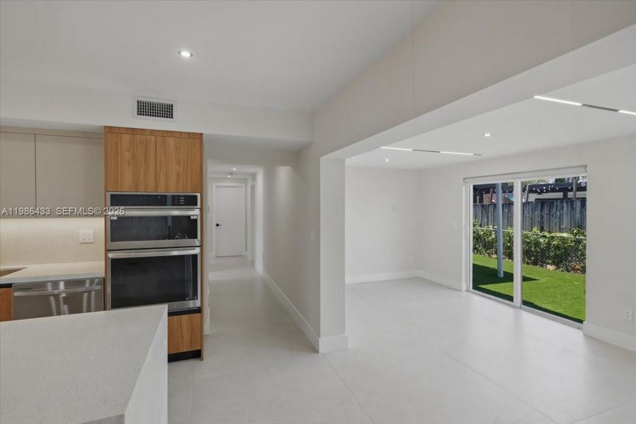 323 NW 104th Ter, Miami, FL 33150 Photo