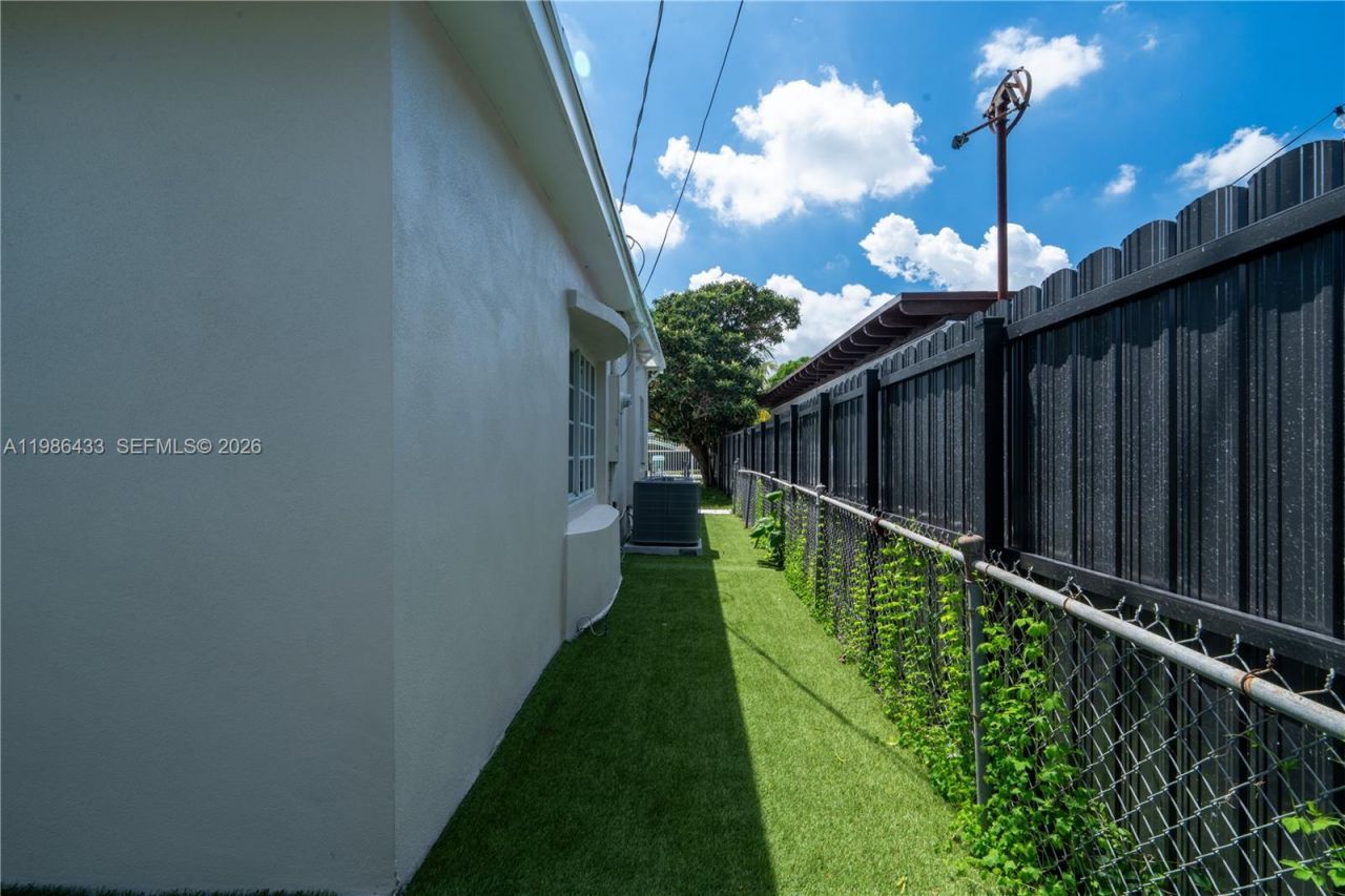 323 NW 104th Ter, Miami, FL 33150 Photo