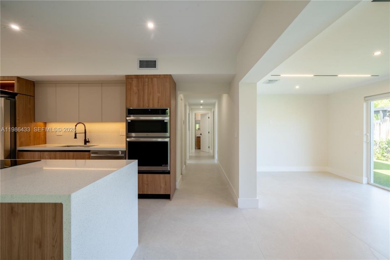 323 NW 104th Ter , Miami, FL 33150 Photo