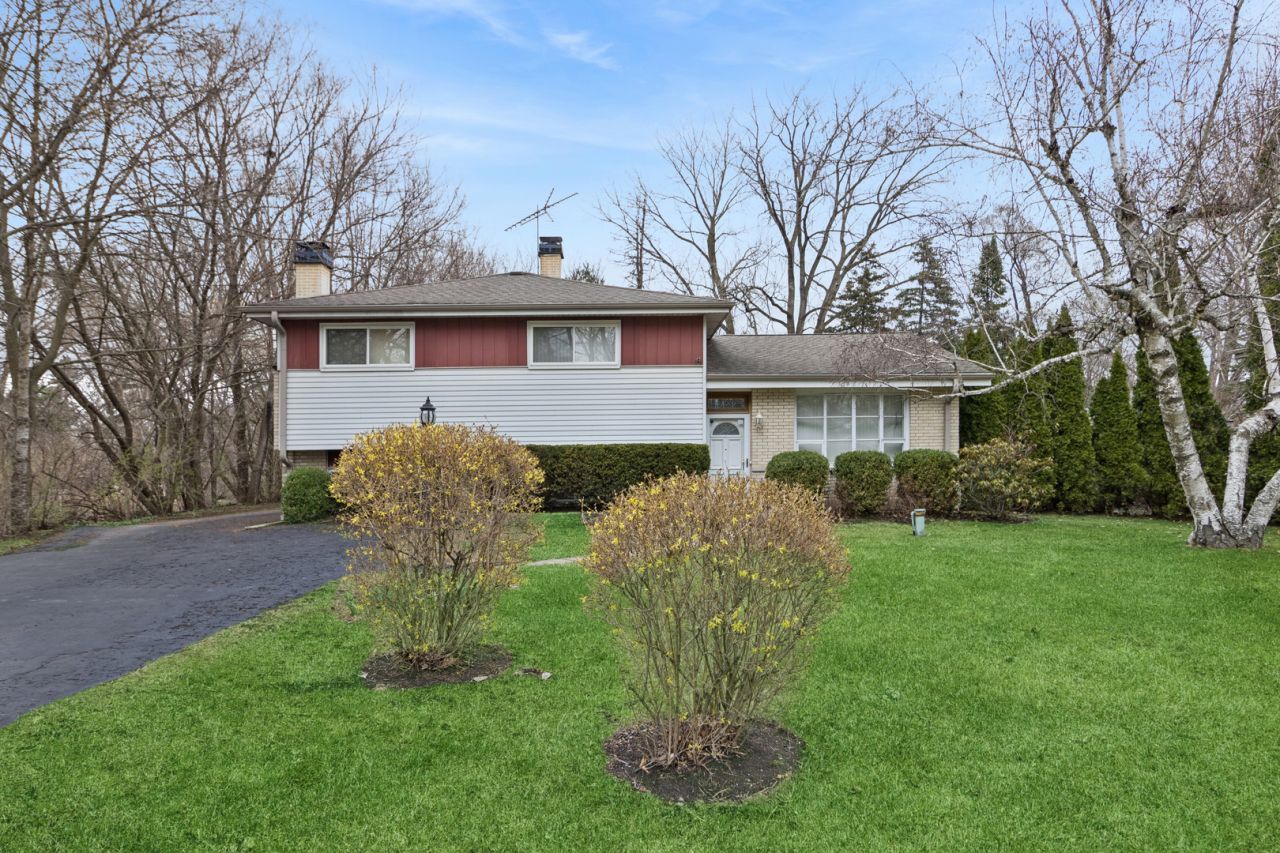 31 W Stonegate Drive, Prospect Heights, IL 60070