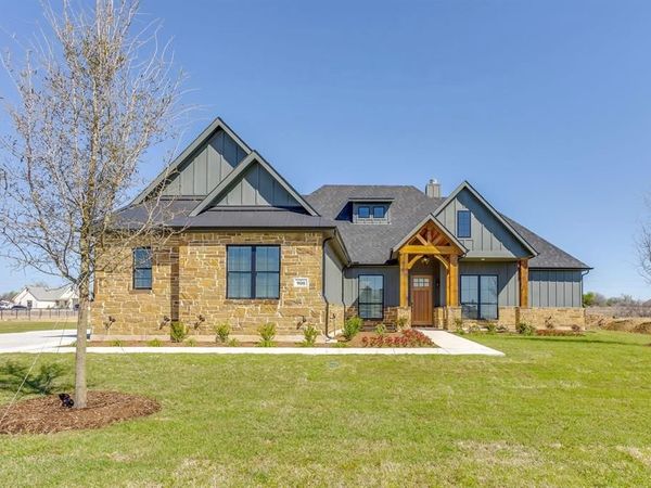 900 Medaris Way, Azle, TX 76020