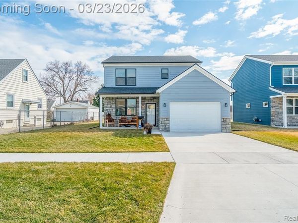 25800 Groveland, Roseville, MI 48066