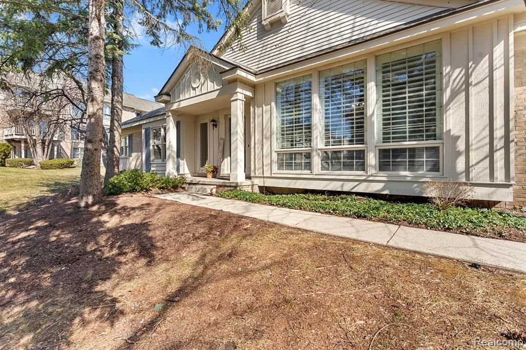 7533 Danbury Drive, West Bloomfield Township, MI 48322 Main Photo