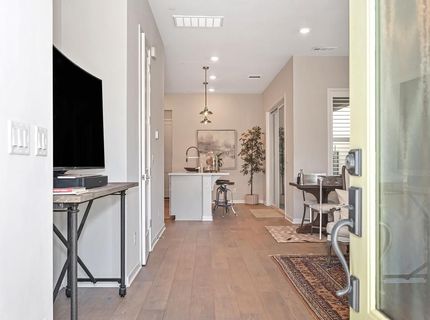 9 Fischbacher St, Sacramento, CA 95816 Photo