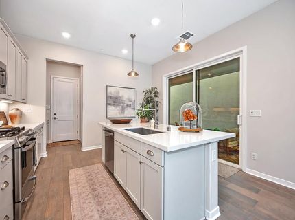 9 Fischbacher St, Sacramento, CA 95816 Photo