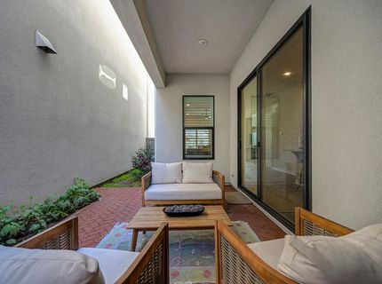 9 Fischbacher St, Sacramento, CA 95816 Photo