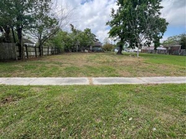 58 E CLAIBORNE Square , Chalmette, LA 70043