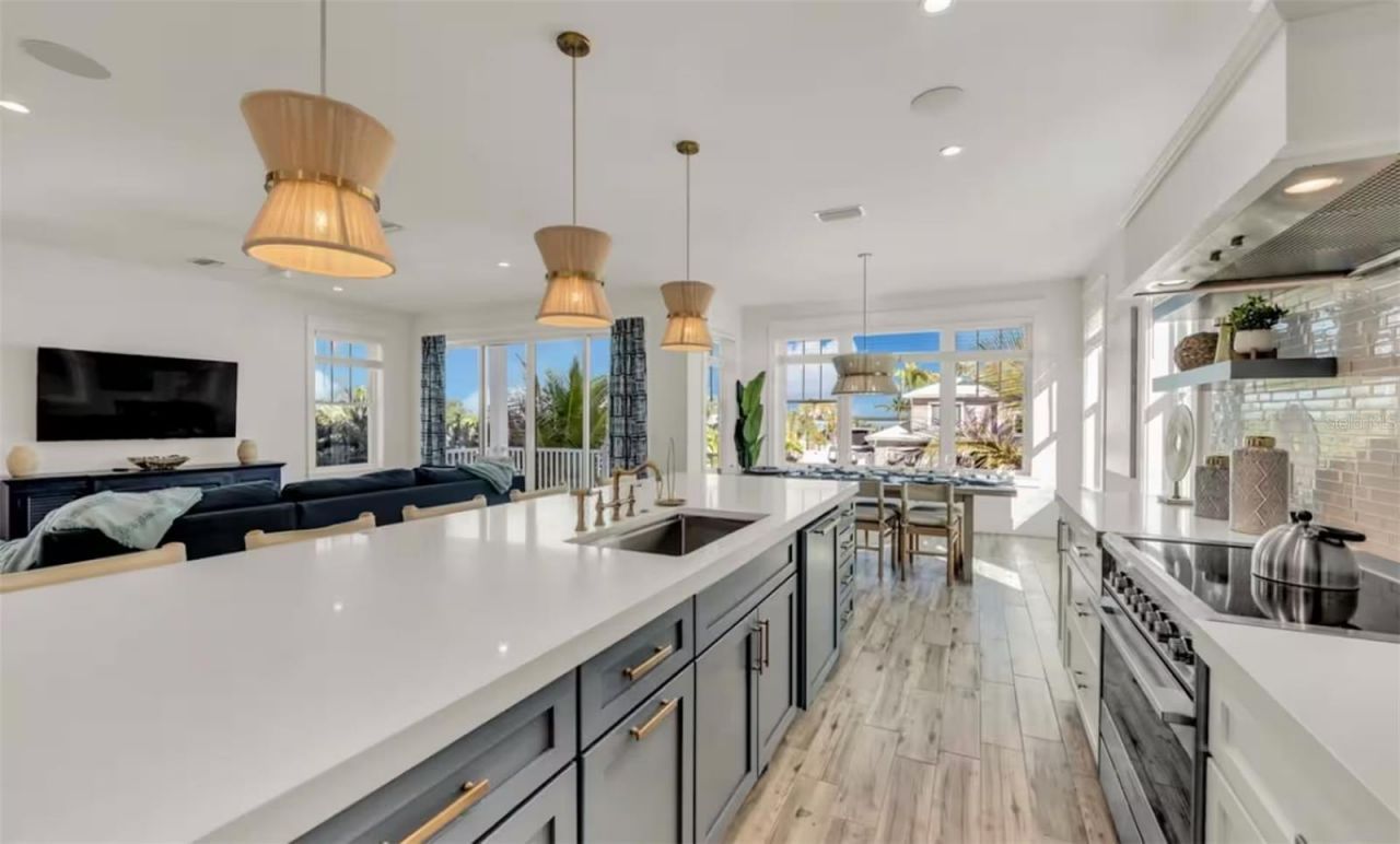 2210 Avenue A, Bradenton Beach, FL 34217 Photo