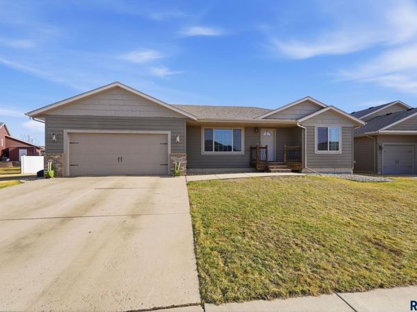 7908 W Pettigrew Ln, Sioux Falls, SD 57106